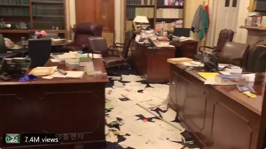 피묻은 대통령 흉상에 유리파편·쓰레기…약탈로 얼룩진 의회