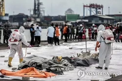 62명 탑승 인니 여객기 추락해역 수색…"훼손된 시신 발견