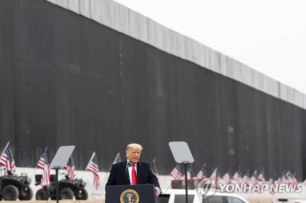 미-멕시코 국경장벽에서 연설하는 트럼프 미국 대통령