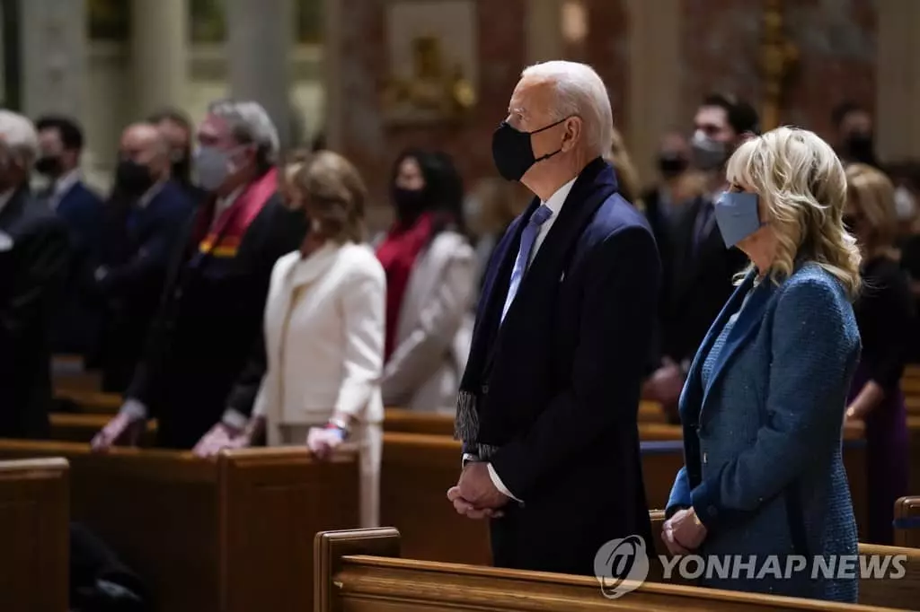 [바이든 취임] 바이든, 트럼프 고별사 끝나길 기다렸다 성당으로