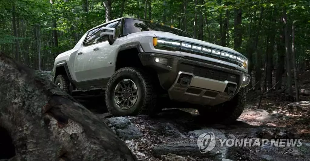 GM, 전기차 업체 변신 선언…"2035년 휘발유차 생산 완전 중단"