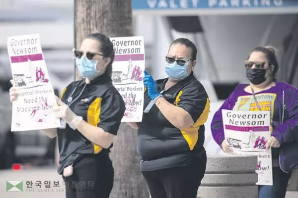 “공항 근무자도 백신 맞게 해달라”