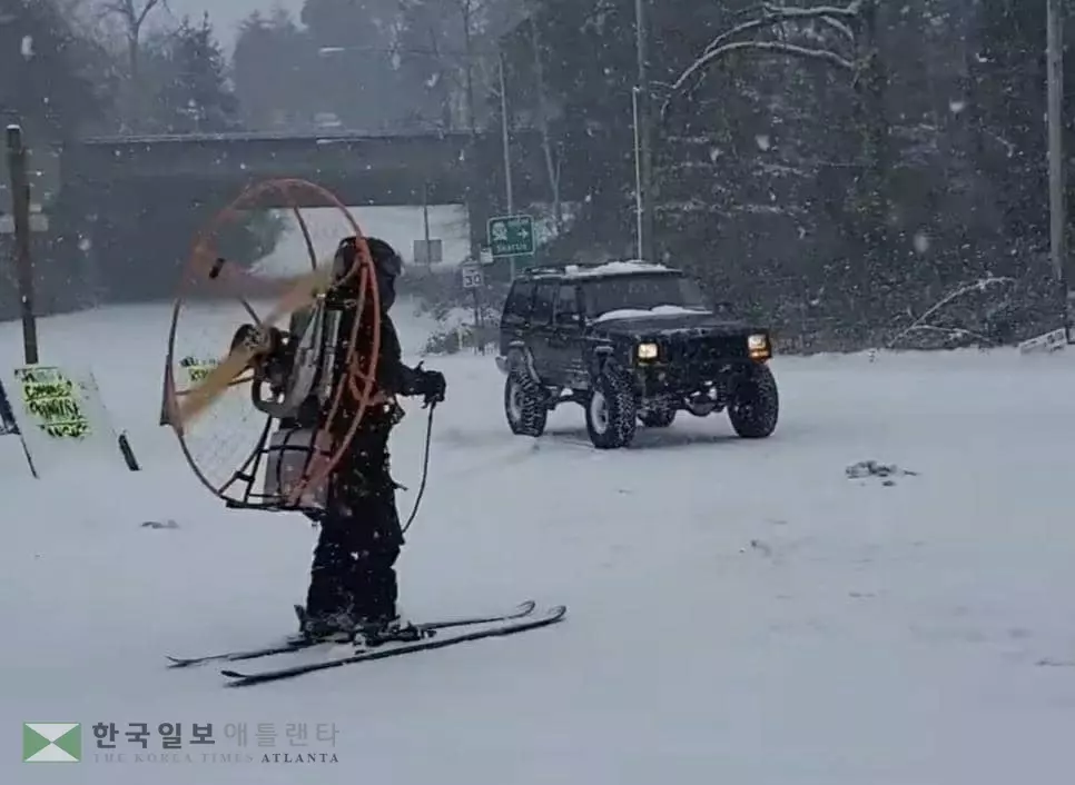 차보다 빠른 '선풍기 맨'…눈 덮인 도로 질주