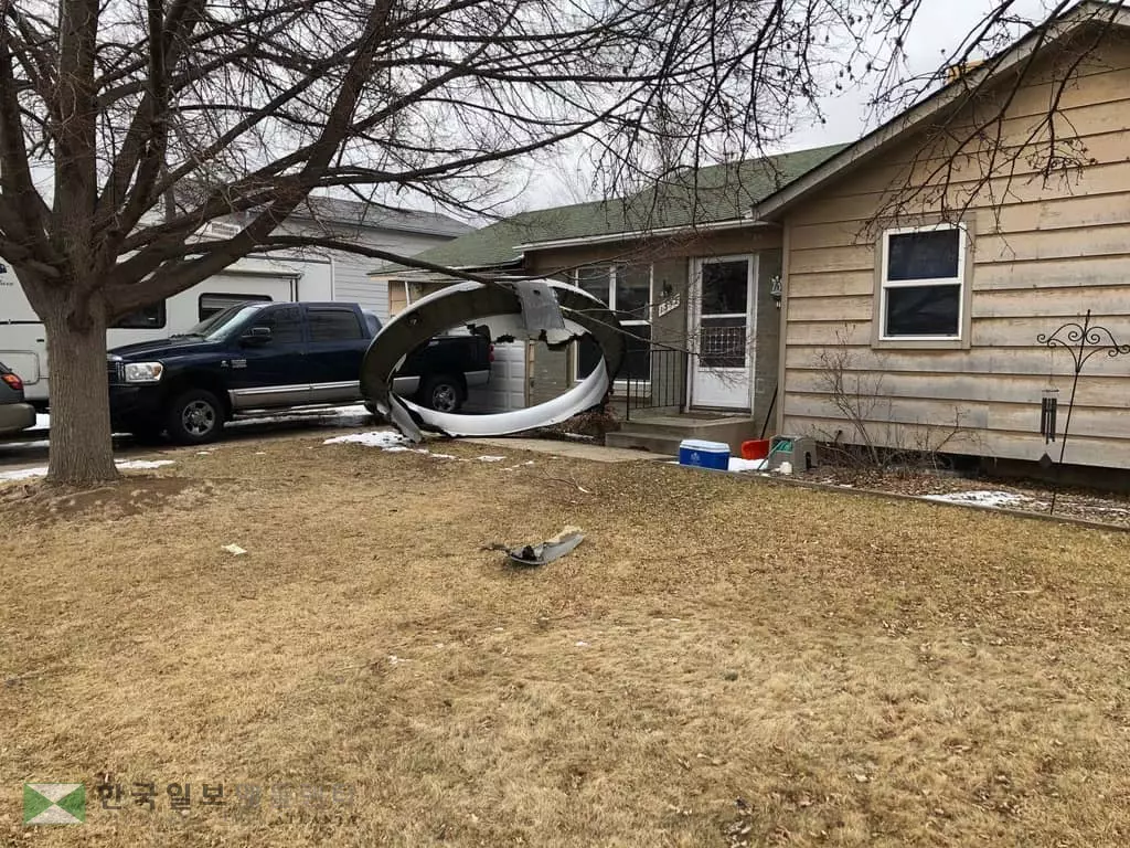 대낮에 여객기 파편 주택가 덮쳐 '날벼락'