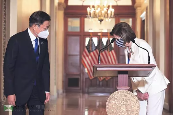 문 대통령-펠로시 의장 ‘한국식 인사’… 오늘 한미정상회담