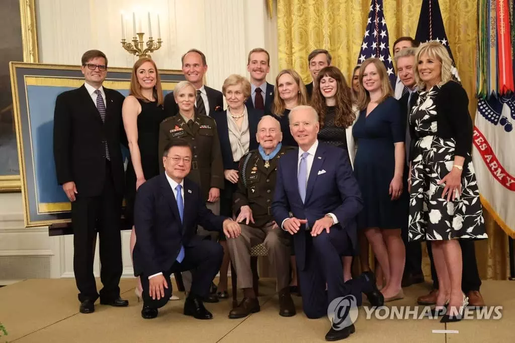 문대통령, 한국전 노병 최고예우