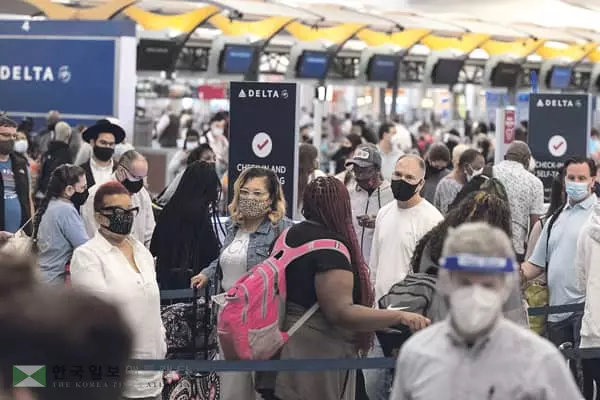 ‘팬데믹에서 해방’ 연휴 여행객 러시