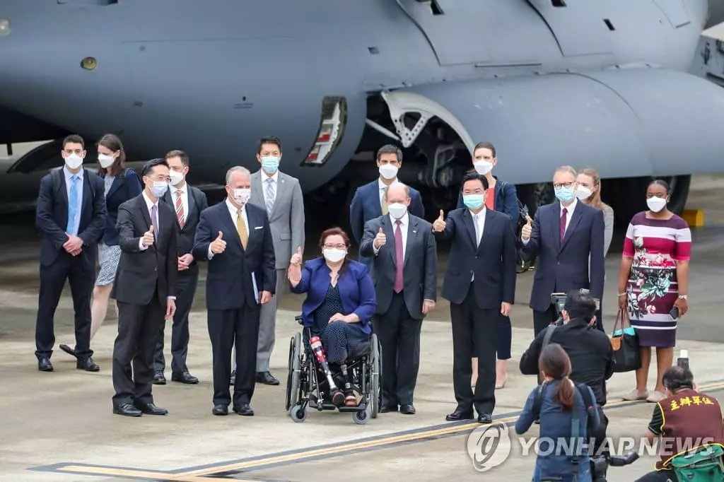 중국 보란 듯 대만 방문한 미국 상원의원단