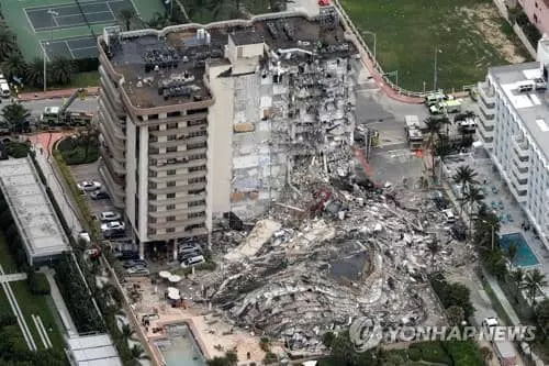 폭파로 건물 철거하듯 순식간에 '와르르'…플로리다 아파트 붕괴 참사