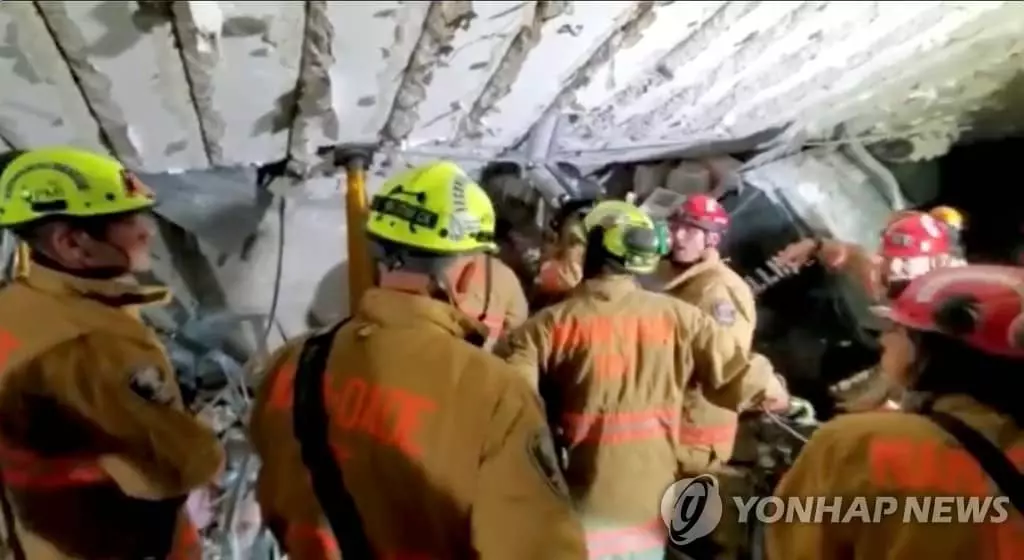 아파트 붕괴현장서 극적 구출된 소년…엄마는 숨져