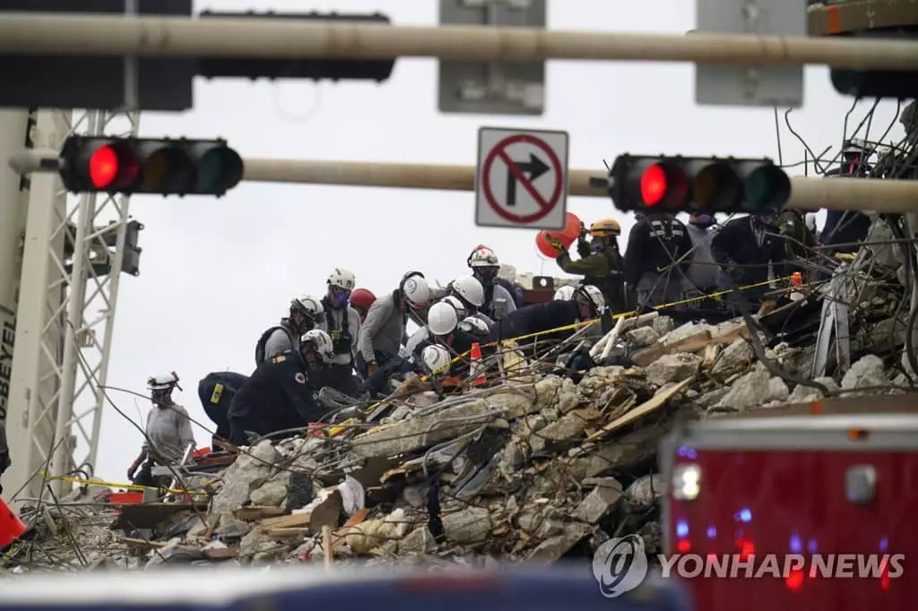 아파트 붕괴 사망자 12명으로 늘어…실종자 149명