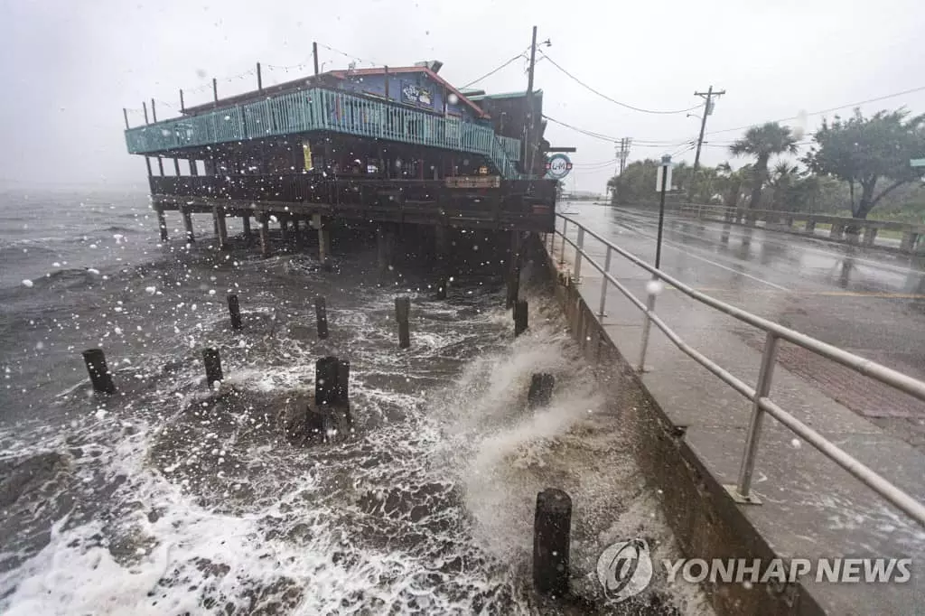 열대성 폭풍 '엘사' 남부 상륙…11명 사상·2만 가구 정전