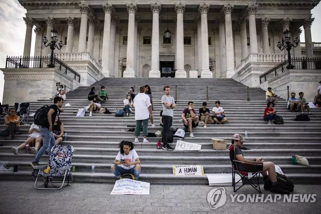 '임차인 퇴거유예 연장' 촉구하는 미 활동가들