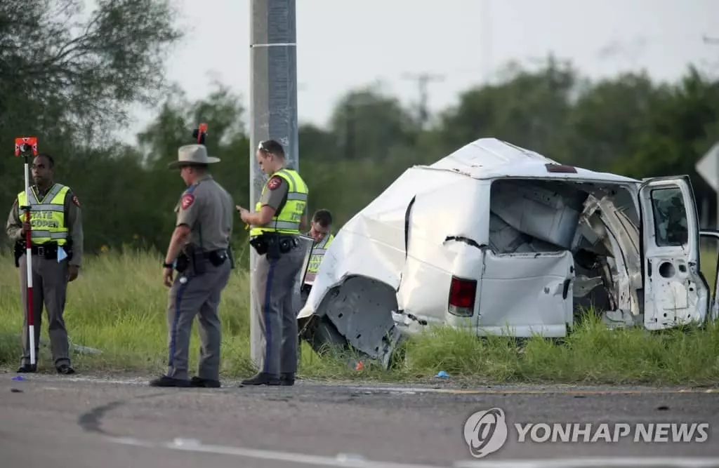 텍사스서 이민자 수송 승합차 사고…10명 사망