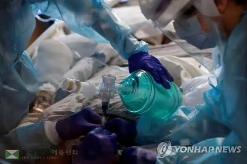 미 코로나 하루 확진자 반년만에 다시 10만명…중환자실 포화