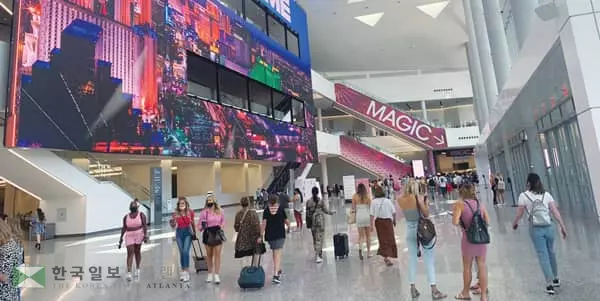 의류 매직쇼, 첫 날부터 바이어 붙잡기 열기 ‘후끈’