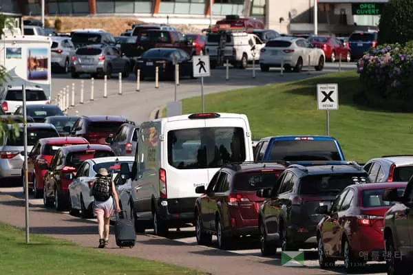 미국인 입국 허용 캐나다 국경에 긴 줄