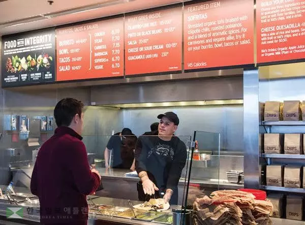 미국 경제 회복에 구인난이 심해지자 기업들이 기존 직원의 이직을 막고 신규 직원 채용을 위해 경쟁적으로 급여 인상에 나섰다. [로이터]