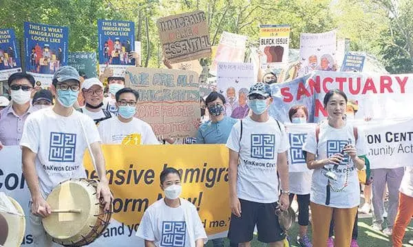  뉴욕에서 열린 이민개혁 촉구 집회에 한인 이민자 권익단체 관계자들이 참가한 모습.