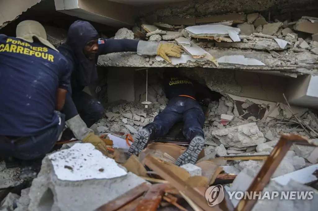 아이티 레카이의 무너진 건물에서 생존자 수색하는 구조대원들
[AP=연합뉴스]