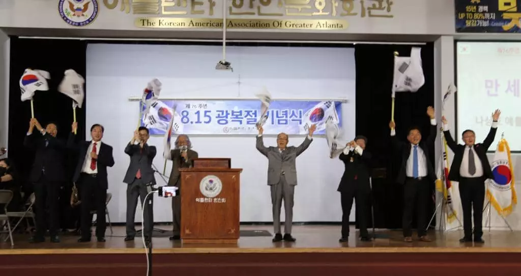 15일 한인회관에서 열린 제76주년 광복절 기념식에서 참석 단체장들이 단상에 나와 '대한독립만세'를 외치고 있다.