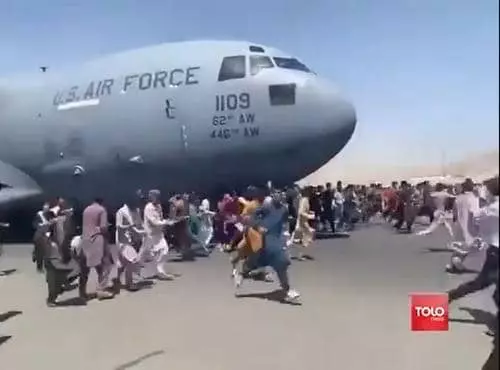 이륙을 위해 카불 공항 활주로에서 이동 중인 미 공군기를 따라 달리는 사람들 [트위터 캡처=연합뉴스]