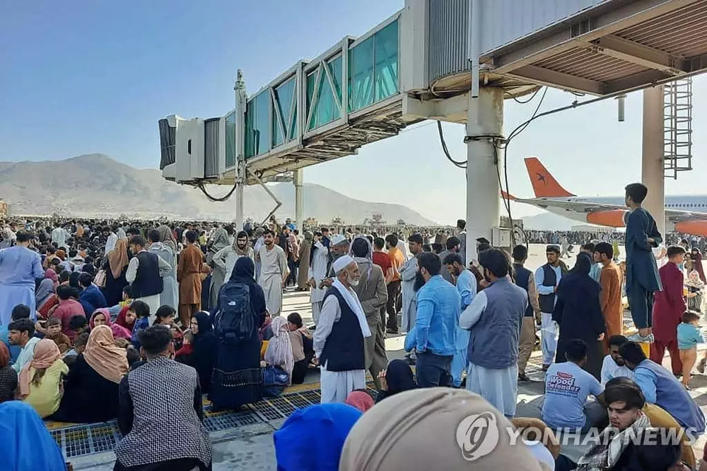 16일 탈출 인파로 아수라장 된 카불 국제공항[AFP=연합뉴스]