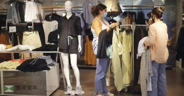 &nbsp;젊은 세대를 중심으로 선 구매 후불 할부 결제 시스템인 BNPL 서비스가 인기를 끌고 있다. [로이터]