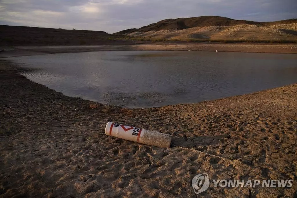 지난 13일 콜로라도강 미드호의 바닥이 드러난 부분에 부표가 덩그러니 놓여있다. [AP=연합뉴스 자료사진]