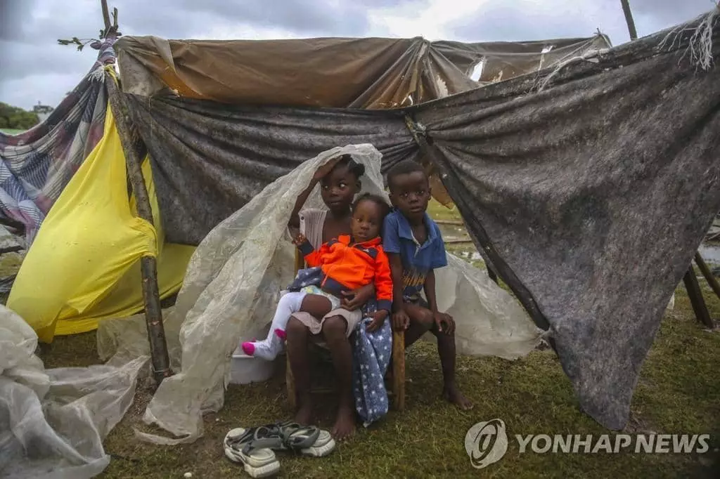 열대성 폭풍 그레이스가 지나간 17일 아침 아이티 레카이의 지진 이재민들[AP=연합뉴스]