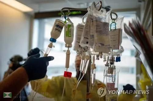 루이지애나주 재퍼슨패리시의 한 병원에서 8월 10일 의료진이 신종 코로나바이러스 감염증(코로나19) 환자를 돌보고 있다. 뉴욕타임스(NYT)에 따르면 전날 기준 미국의 일주일간 하루 평균 코로나19 확진자 수는 2주 전 대비 2.18배로 증가한 12만4천470명으로 집계됐다. 주간 평균 하루 확진자가 10만 명을 넘긴 것은 지난 2월 이후 처음이다.&nbsp;