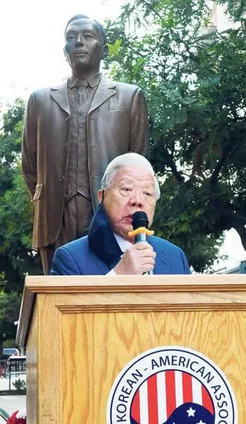  지난 14일 도산동상제막 20주년 기념행사에서 연설하는 홍명기 이사장의 생존 마지막 모습. [박상혁 기자]