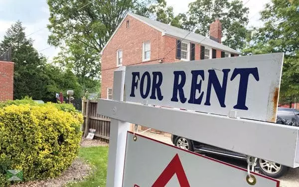 &nbsp;주택 매매 시장에서 임대 시장으로 수요가 대거 유입되면서 세입자 사이에 임대 매물 경쟁이 심화되어 임대료가 무서운 기세로 상승하고 있다. [로이터]