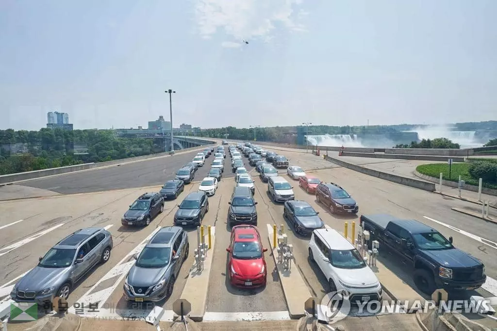 지난 9일 캐나다가 접종 완료 미국인의 입국을 재허용한 첫날 미·캐나다 국경서 대기하는 차량들[AFP=연합뉴스 자료사진]