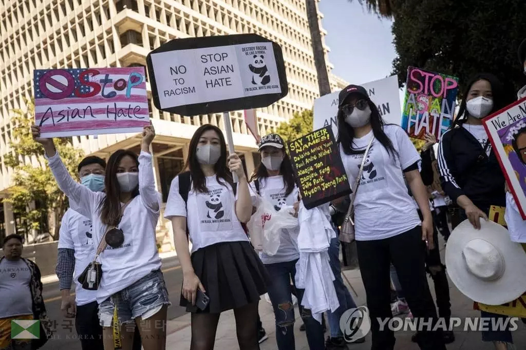 지난 3월 27일 캘리포니아주 로스앤젤레스(LA)에서 열린 증오범죄 규탄 집회에 참석한 아시아계 여성들이 '아시아인에 대한 증오를 멈춰라'고 쓰인 피켓 등을 들고 있다.