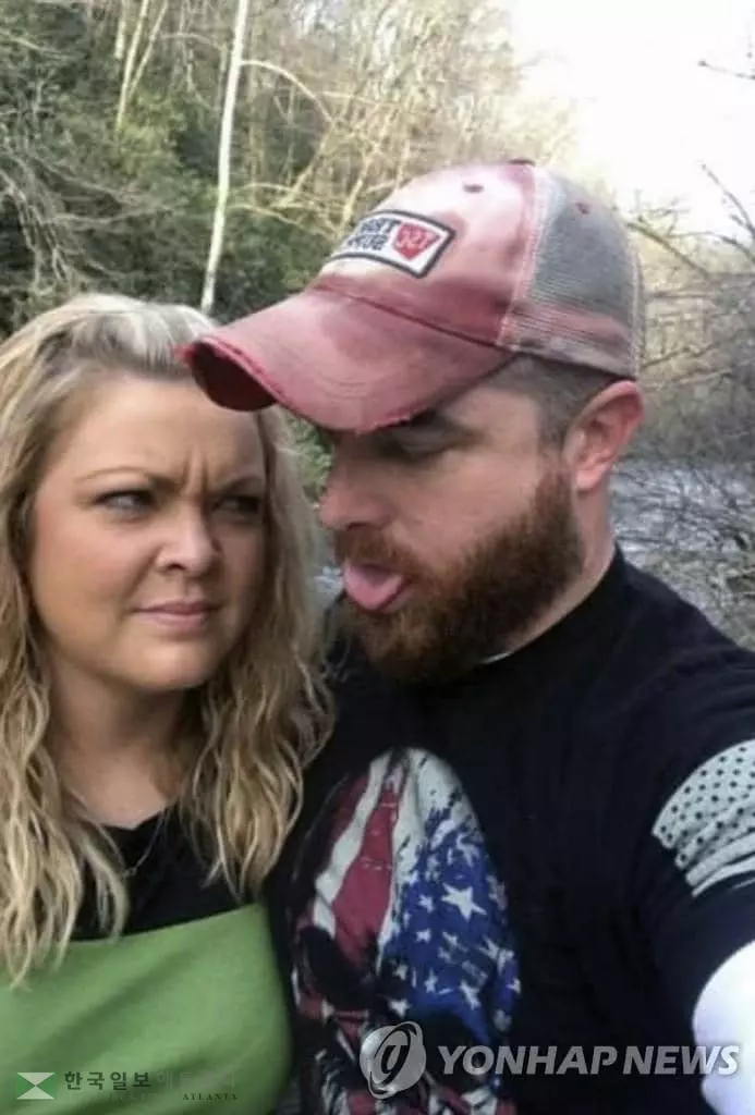 앨라배마주에서 백신을 접종받지 않은 30대 남성 조시 타이드모어가 자녀 셋을 남기고 코로나19로 사망했다. 사진은 생전의 타이드모어가 2019년 아내 크리스티나와 함께 한 모습. [AP=연합뉴스]
