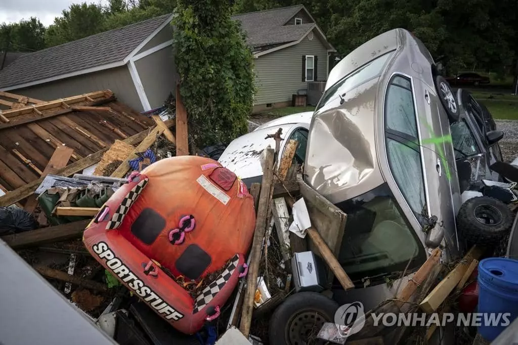 기록적인 폭우가 내린 테네시주 웨이벌리의 심슨 거리에서 22일 홍수에 부서진 건물과 차량이 서로 뒤엉켜 있다. 테네시주에서는 이날 하루 역대 최고인 431.8㎜의 비가 내려 최소 22명이 숨지고 수십 명이 실종됐다. 