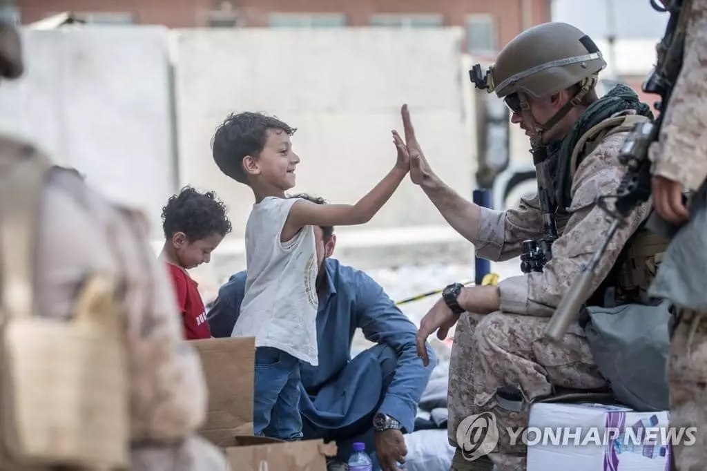 카불 공항서 미군과 '하이 파이브' 하는 아프간 소년