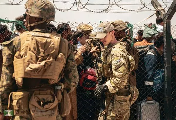 미군 장병들이 지난 22일 아프간 수도 카불 국제공항에서 대피하는 주민들을 돕는 임무를 하고 있다. [로이터]