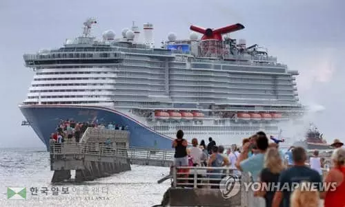 6월 4일 카니발 크루즈 라인의 크루즈선 '마디 그라'가 플로리다주 커내버럴 항구에 도착하고 있다. 사진은 기사 내용과 직접적 연관이 없음. [AP=연합뉴스 자료사진]