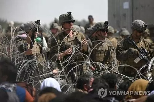 아프간 카불 공항 경비하는 미군 병사들[AFP=연합뉴스]