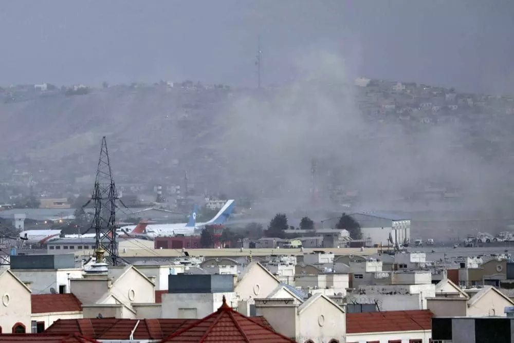 테러 공격 발생한 공항 인근에 피어오르는 연기[AP=연합뉴스]