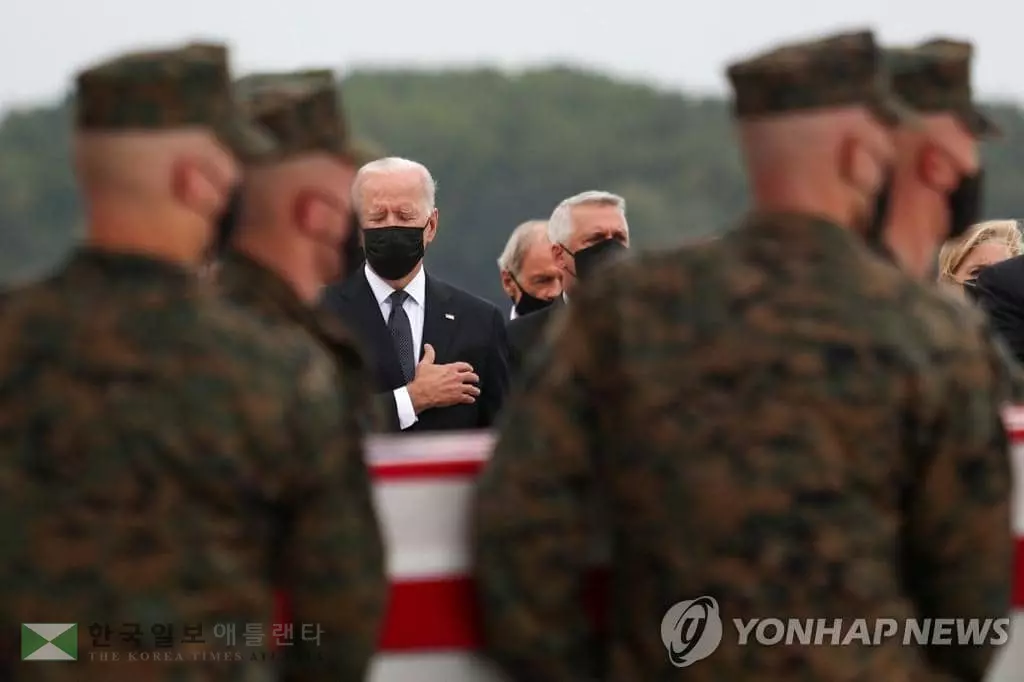 카불공항 테러 희생 미군에 경의 표하는 바이든 대통령[로이터=연합뉴스]
