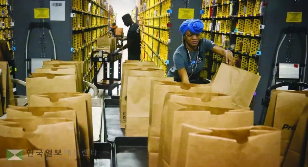 


&nbsp;할인 혜택이 없어지고 운송비 등 각종 비용이 급증하며 온라인 판매가가 본격적인 상승세로 돌아섰다. 아마존 물류창고에서 직원들이 우송할 물건들을 분류하고 있다. [로이터]