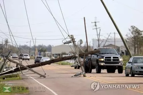 허리케인 아이다로 무너진 전신주[Getty Images/AFP=연합뉴스]