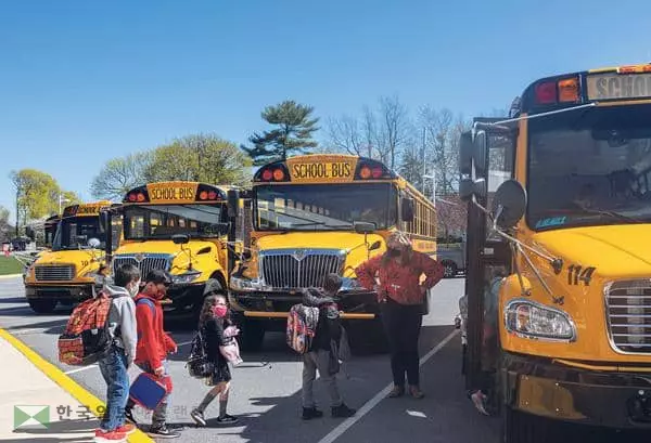 &nbsp;펜실베니아주 엘런타운 지역 초등학교 학생들이 스쿨버스에 타고 있다. [로이터]