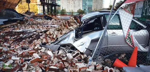 허리케인 아이다가 열대성 폭풍으로 약화됐지만 루이지애나주에 이어 미시시피주 등을 강타하면서 현재까지 최소 4명의 사망자가 나왔다. 또 가장 큰 피해를 본 루이지애나주는 대규모 정전 사태에 이어 일부 지역에 식수 공급까지 중단되면서 주민들의 고통이 가중되고 있다. 31일 AP통신 등에 따르면 아이다가 뿌린 물폭탄으로 미시시피주의 고속도로가 유실되면서 2명이 사망하고 10명이 다치는 등 인명피해도 이어졌다. 허리케인이 휩쓸고간 루이지애나 피해 지역의 건물이