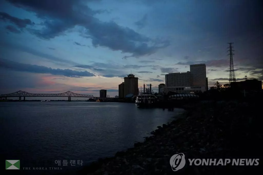 대규모 정전에 불이 꺼진 뉴올리언스[로이터=연합뉴스 자료 사진]
