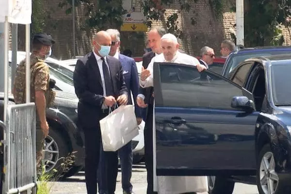 프란치스코 교황이 지난 7월 14일 퇴원 뒤 바티칸에 도착하는 모습. [로이터]