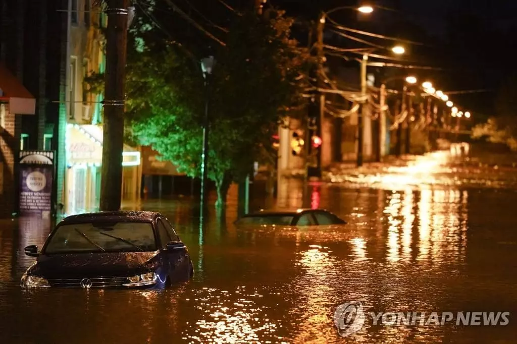 필라델피아 마나영크 지역의 도로가 2일 허리케인 '아이다'가 동반한 폭우로 물에 잠겨 있다. 지난달 말 미 남부 루이지애나주를 휩쓴 허리케인 아이다는 계속 북상하면서 뉴욕시를 포함해 뉴욕·뉴저지주 등 미 북동부 일대를 강타했다.